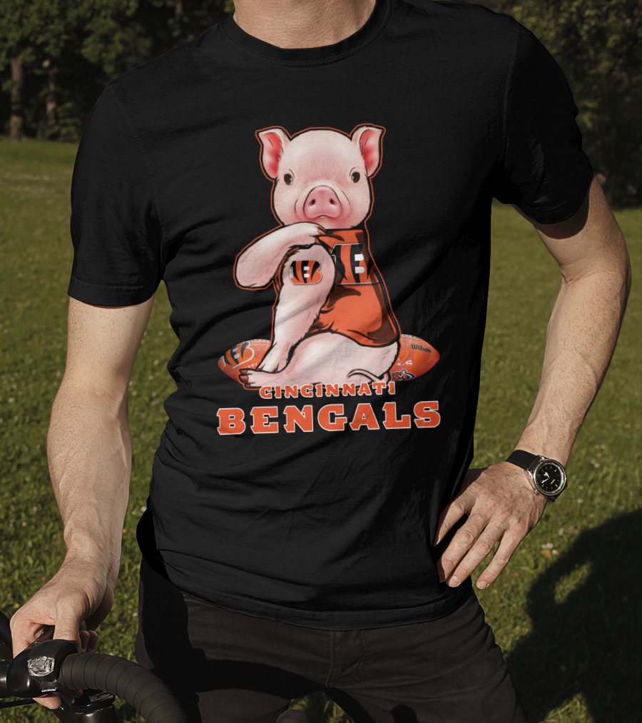 CINCINNATI BENGALS Pig Holding Football T-Shirt
