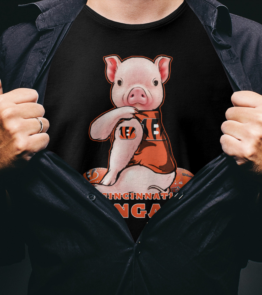 CINCINNATI BENGALS Pig Holding Football T-Shirt