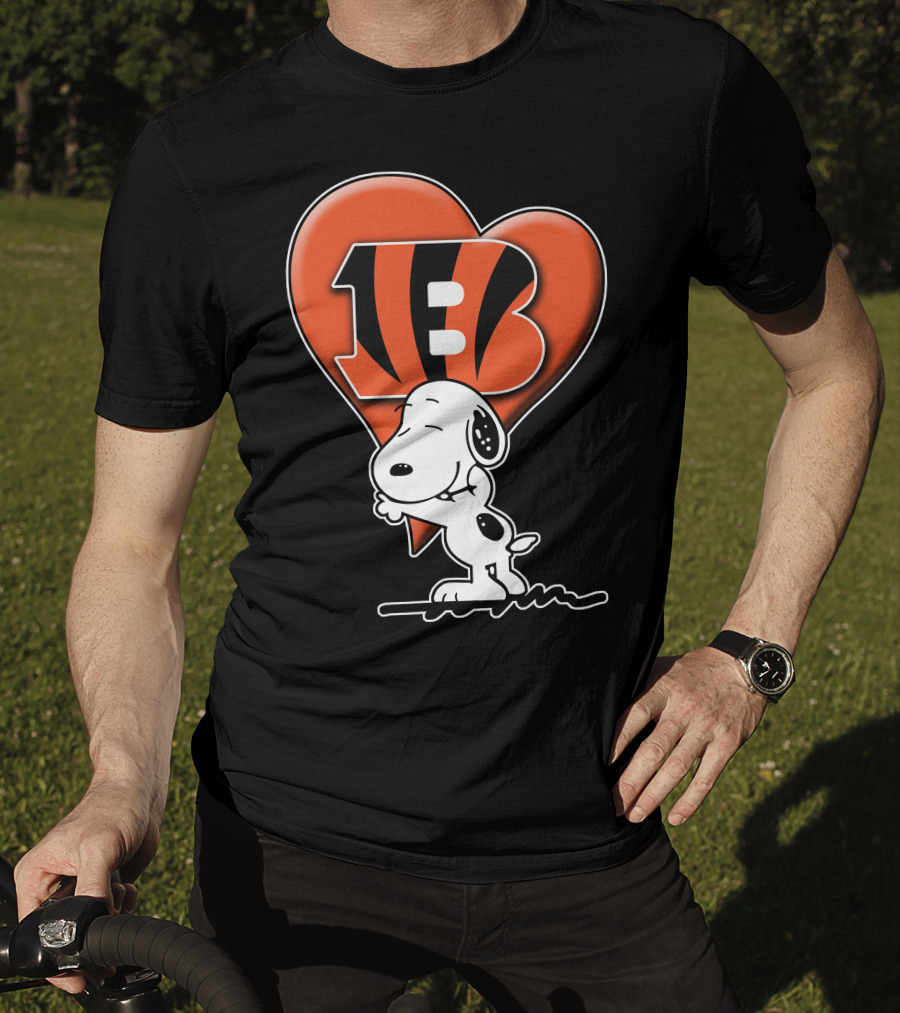 Snoopy Hugging Cincinnati Bengals Heart T-Shirt