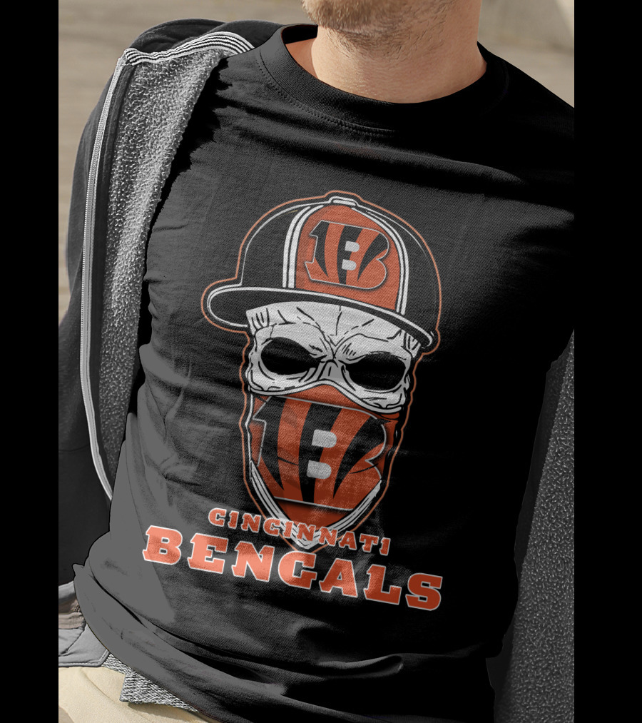 CINCINNATI BENGALS Skull Wearing Logo Hat And Bandana T-Shirt
