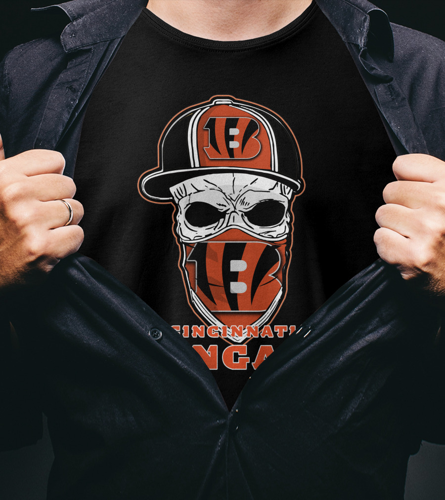 CINCINNATI BENGALS Skull Wearing Logo Hat And Bandana T-Shirt