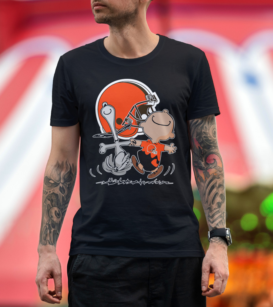 Cleveland Browns 06 Peanuts Dancing With Snoopy And Charlie Brown In Front Of Helmet T-Shirt
