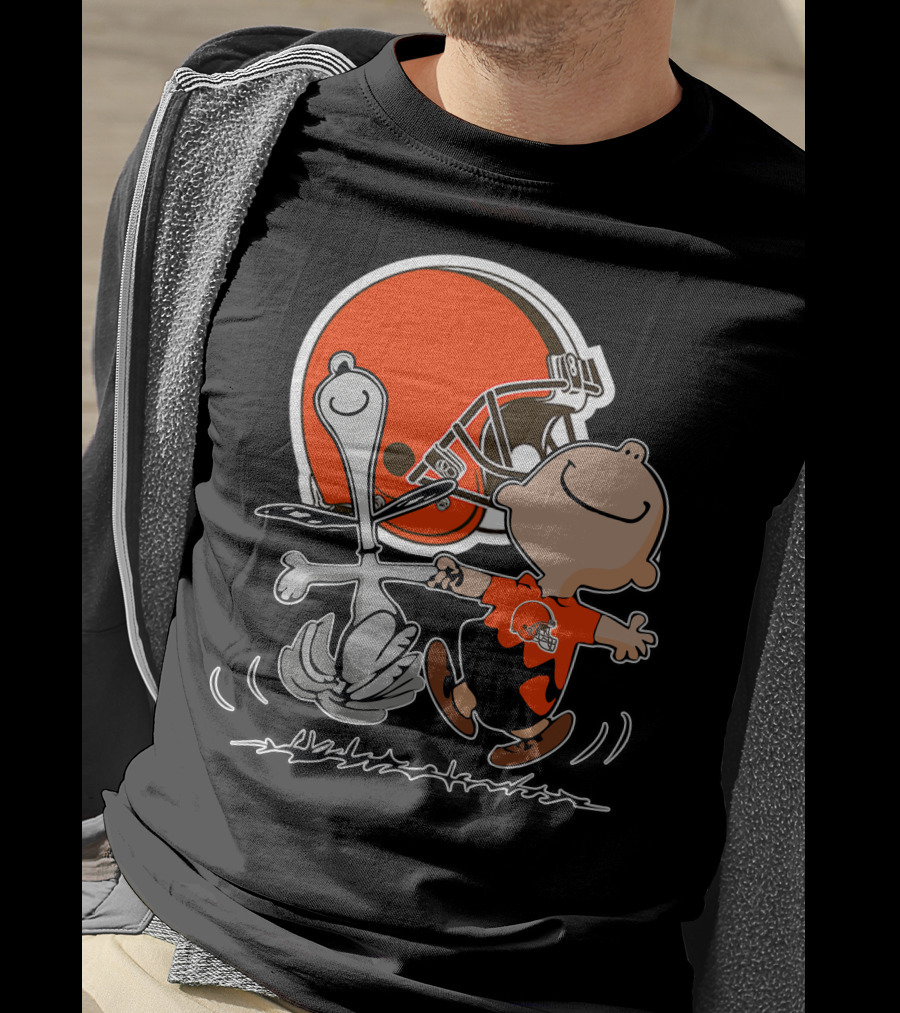 Cleveland Browns 06 Peanuts Dancing With Snoopy And Charlie Brown In Front Of Helmet T-Shirt