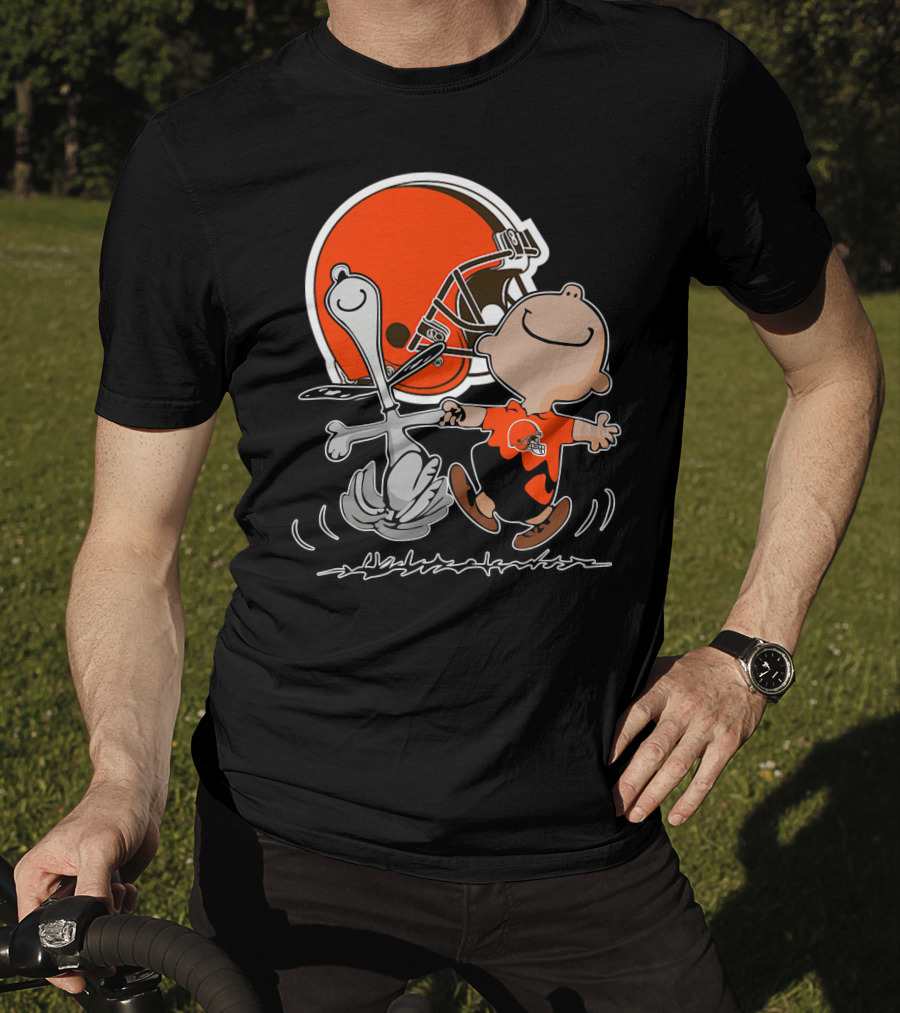 Cleveland Browns 06 Peanuts Dancing With Snoopy And Charlie Brown In Front Of Helmet T-Shirt