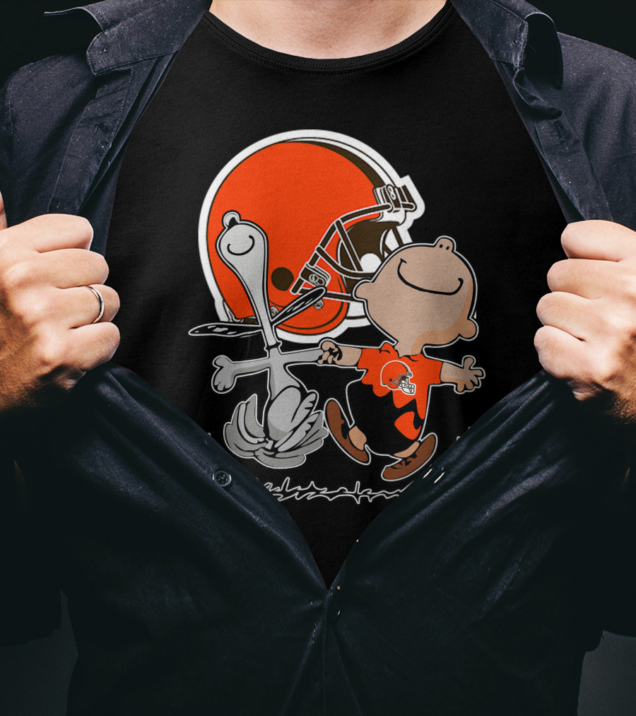 Cleveland Browns 06 Peanuts Dancing With Snoopy And Charlie Brown In Front Of Helmet T-Shirt
