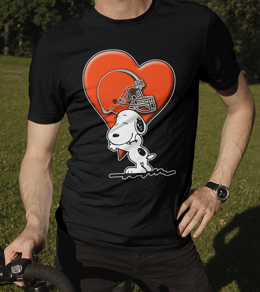Snp CLEVELAND BROWNS Snoopy Hugging Heart Football Helmet T-Shirt