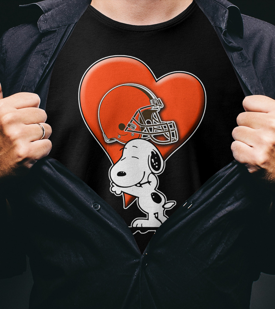 Snp CLEVELAND BROWNS Snoopy Hugging Heart Football Helmet T-Shirt