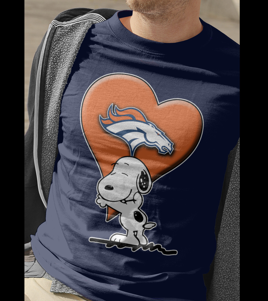 Snp V1 Denver Broncos Snoopy Hugging Heart T-Shirt