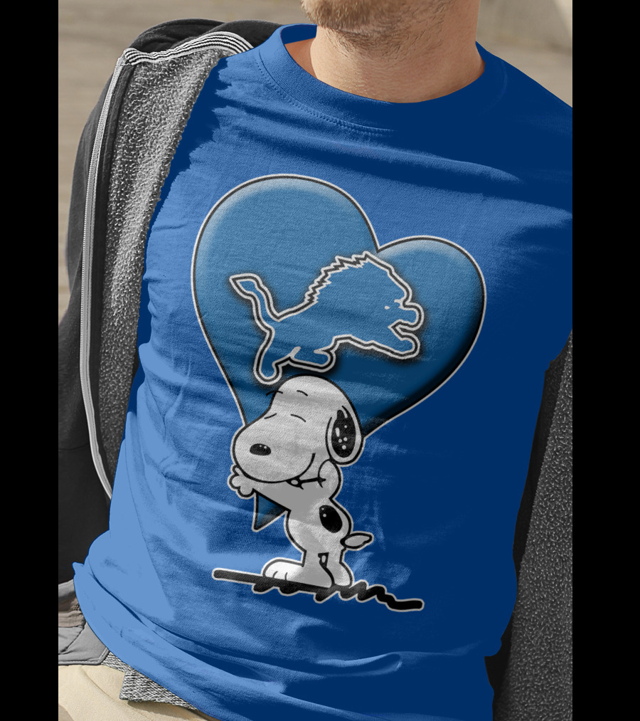 Snp DETROIT LIONS Blue Heart Snoopy Hugging Lion T-Shirt