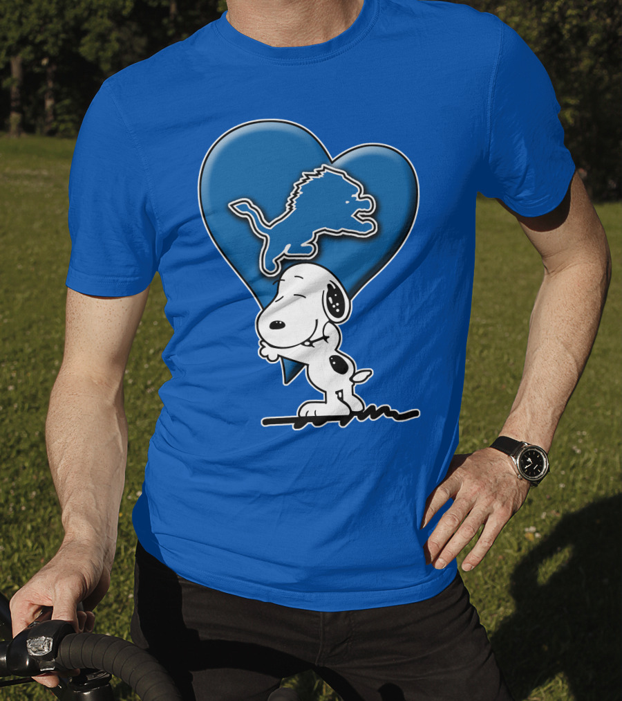 Snp DETROIT LIONS Blue Heart Snoopy Hugging Lion T-Shirt