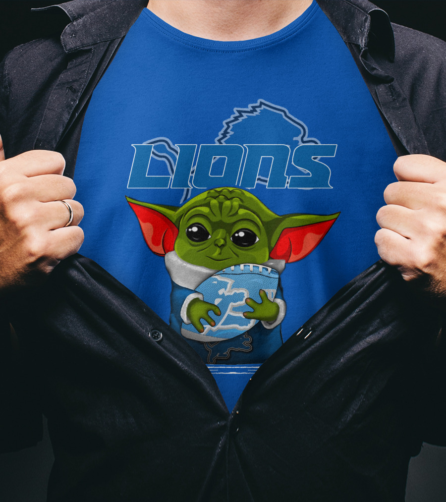 Yoda Holding Football DETROIT LIONS T-Shirt