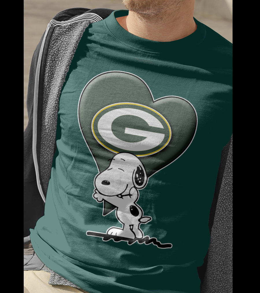 Snoopy Hugging Heart With Green Bay Packers T-Shirt