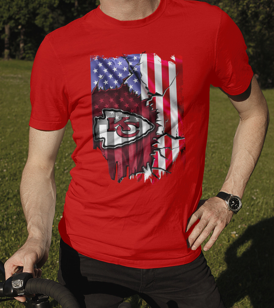 Kansas City Chiefs Logo With American Flag Background T-Shirt