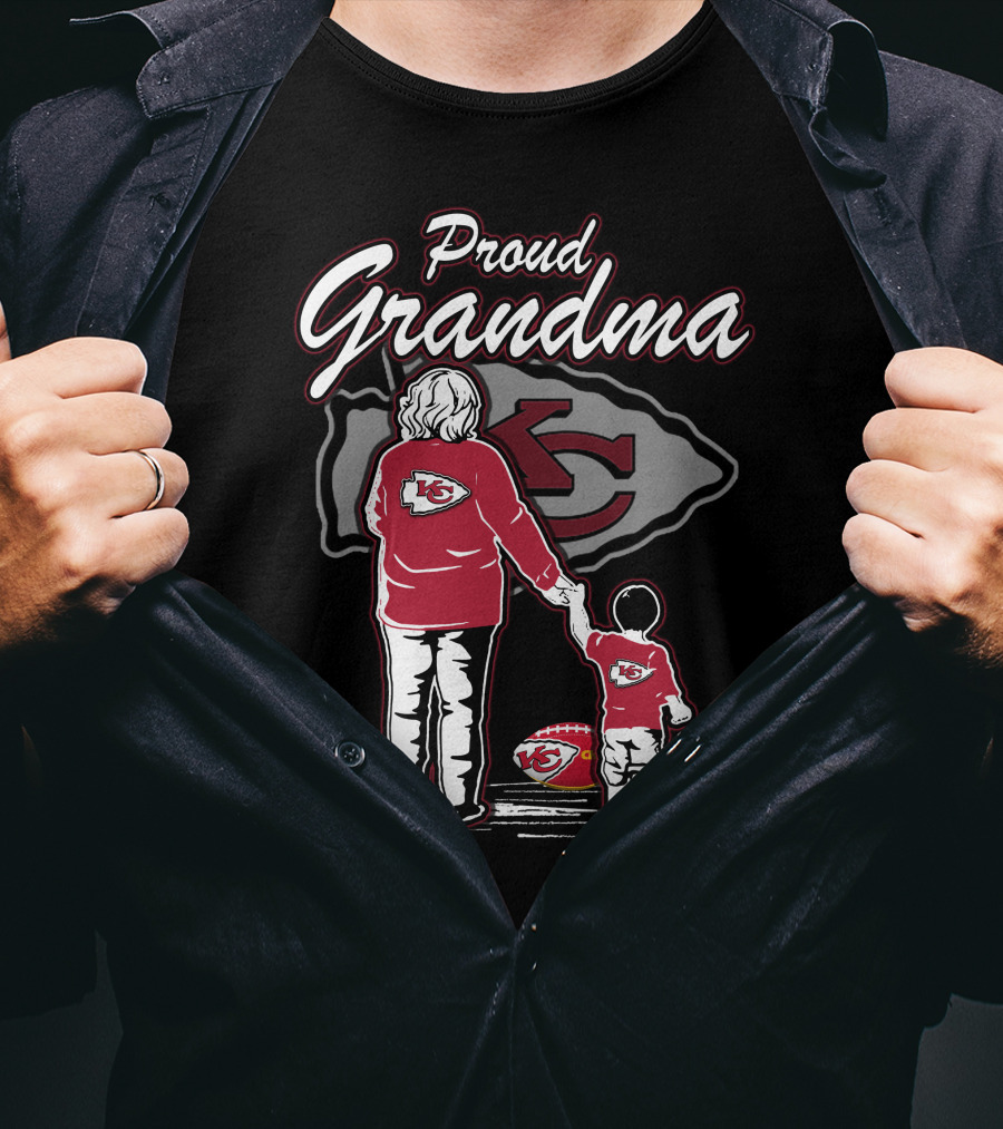 Proud Grandma Kansas City Chiefs With Grandma And Child Holding Hands T-Shirt