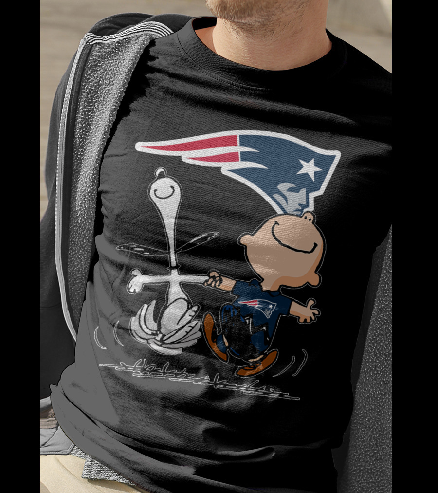 Snoopy And Charlie Brown Dancing With New England Patriots T-Shirt