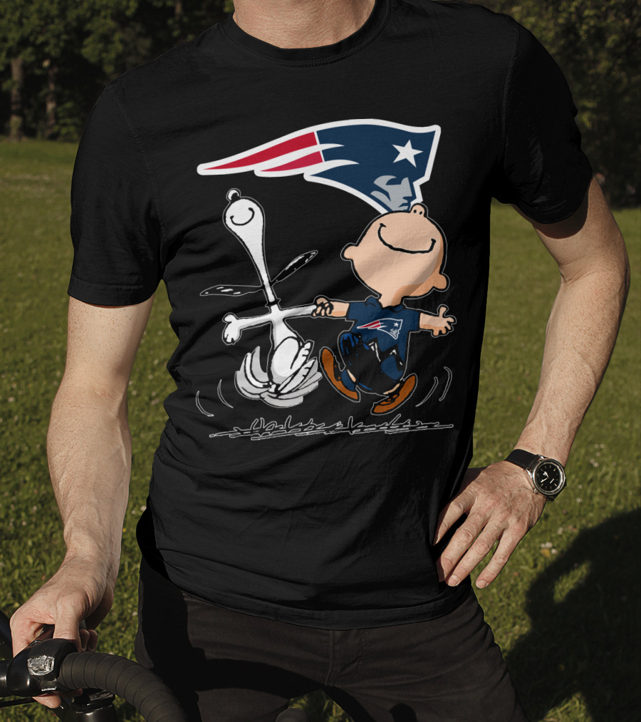 Snoopy And Charlie Brown Dancing With New England Patriots T-Shirt