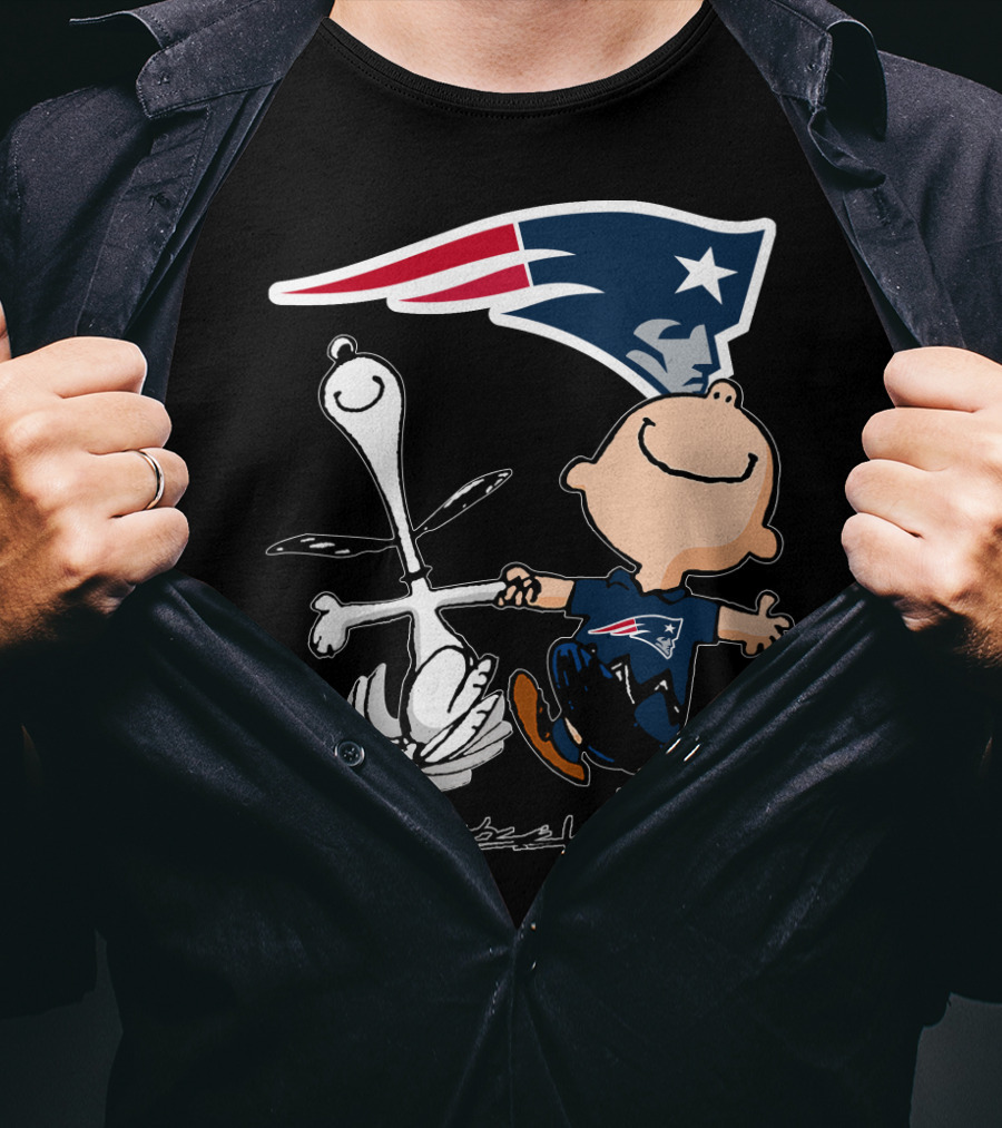 Snoopy And Charlie Brown Dancing With New England Patriots T-Shirt