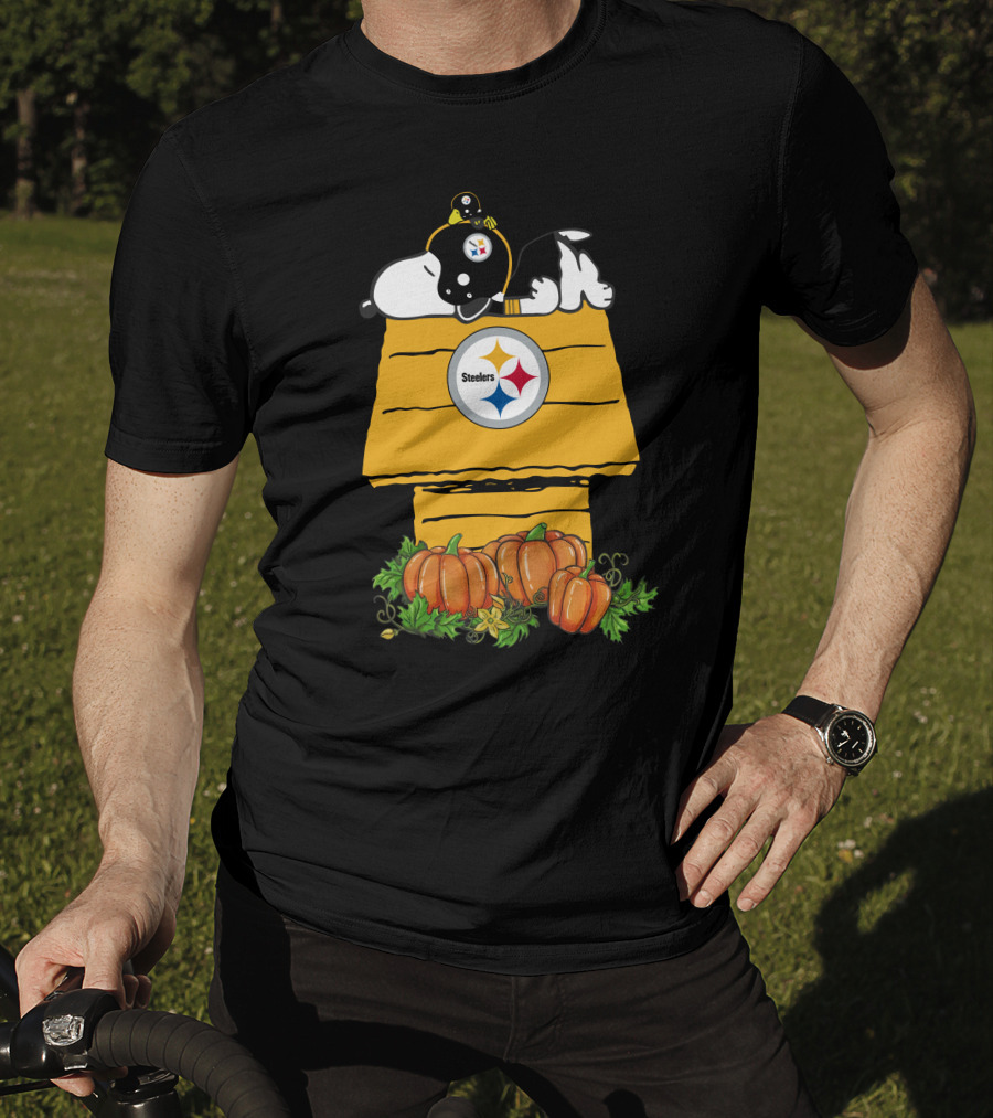 Pittsburgh Steelers Snoopy Doghouse With Pumpkins T-Shirt