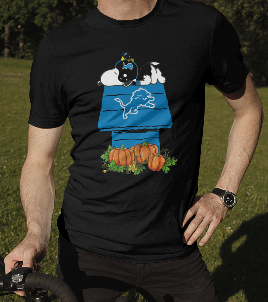 Detroit Lions Snoopy Pumpkin Halloween Peanuts Football Charlie Brown Doghouse T-Shirt