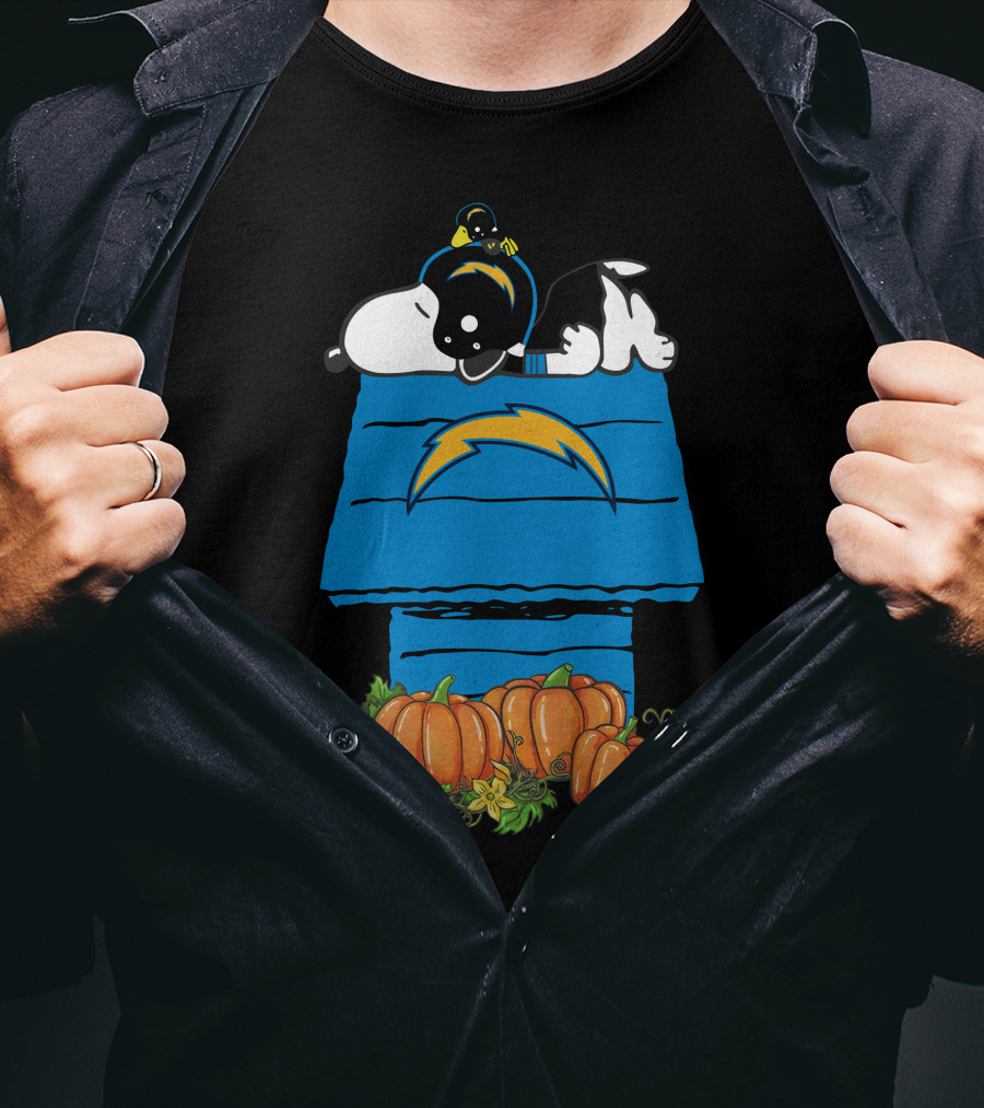 Los Angeles Chargers Snoopy Doghouse Pumpkins T-Shirt
