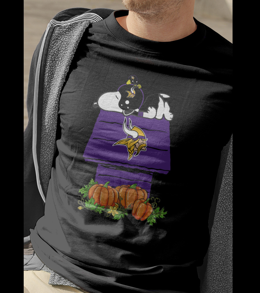 Minnesota Vikings Snoopy Doghouse Pumpkins T-Shirt