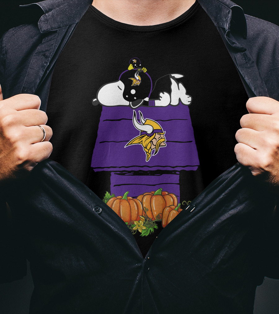 Minnesota Vikings Snoopy Doghouse Pumpkins T-Shirt