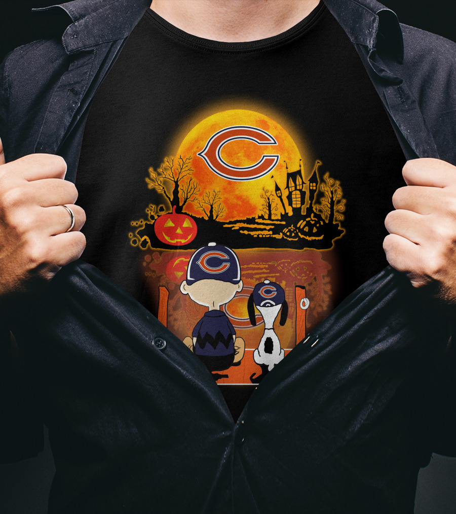 Chicago Bears Snoopy Charlie Brown Halloween Pumpkin Moon Scene T-Shirt