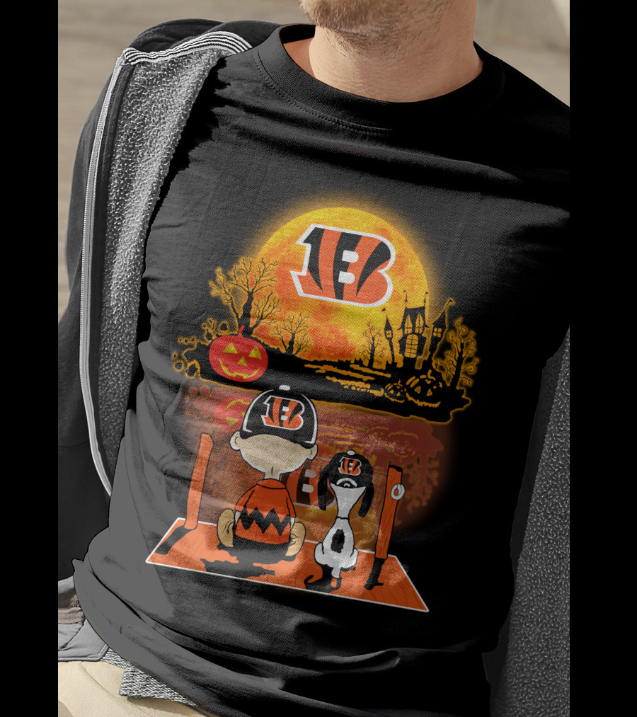 Cincinnati Bengals Snoopy And Charlie Brown Pumpkin Halloween Night Scene T-Shirt
