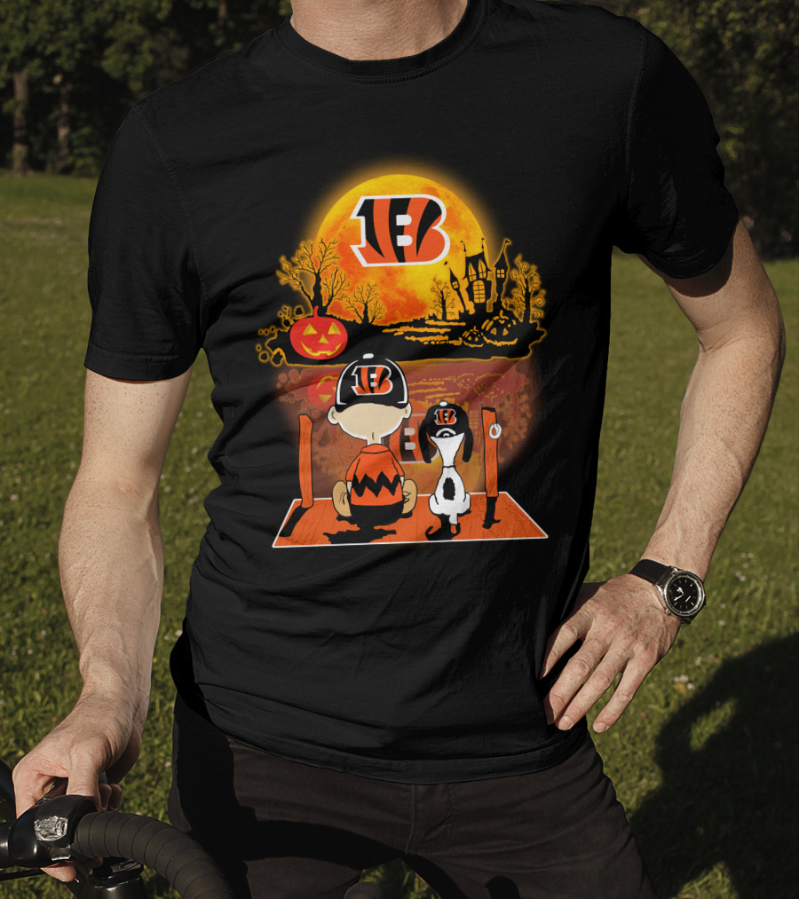 Cincinnati Bengals Snoopy And Charlie Brown Pumpkin Halloween Night Scene T-Shirt