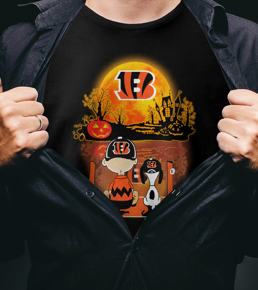 Cincinnati Bengals Snoopy And Charlie Brown Pumpkin Halloween Night Scene T-Shirt