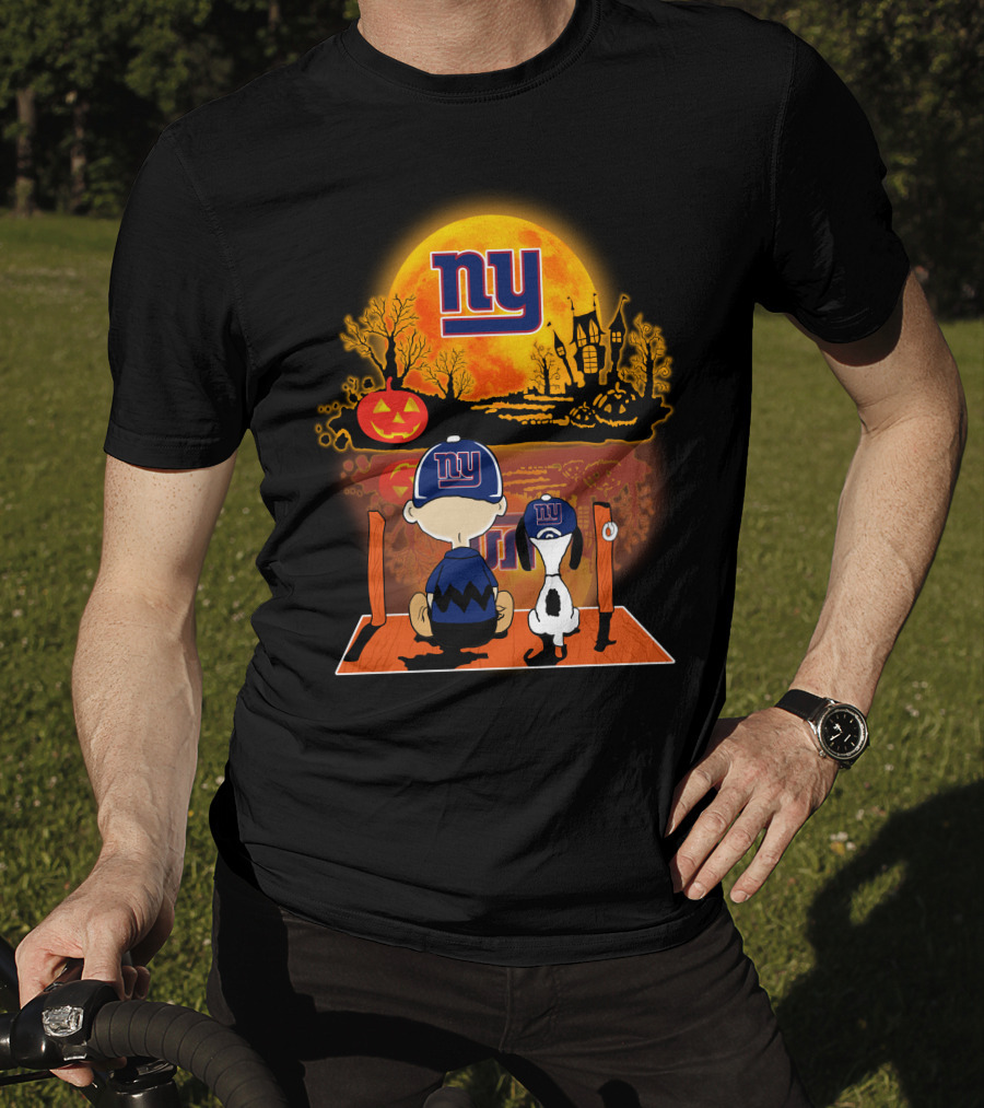 New York Giants Snoopy And Charlie Brown Halloween Pumpkin Scene T-Shirt