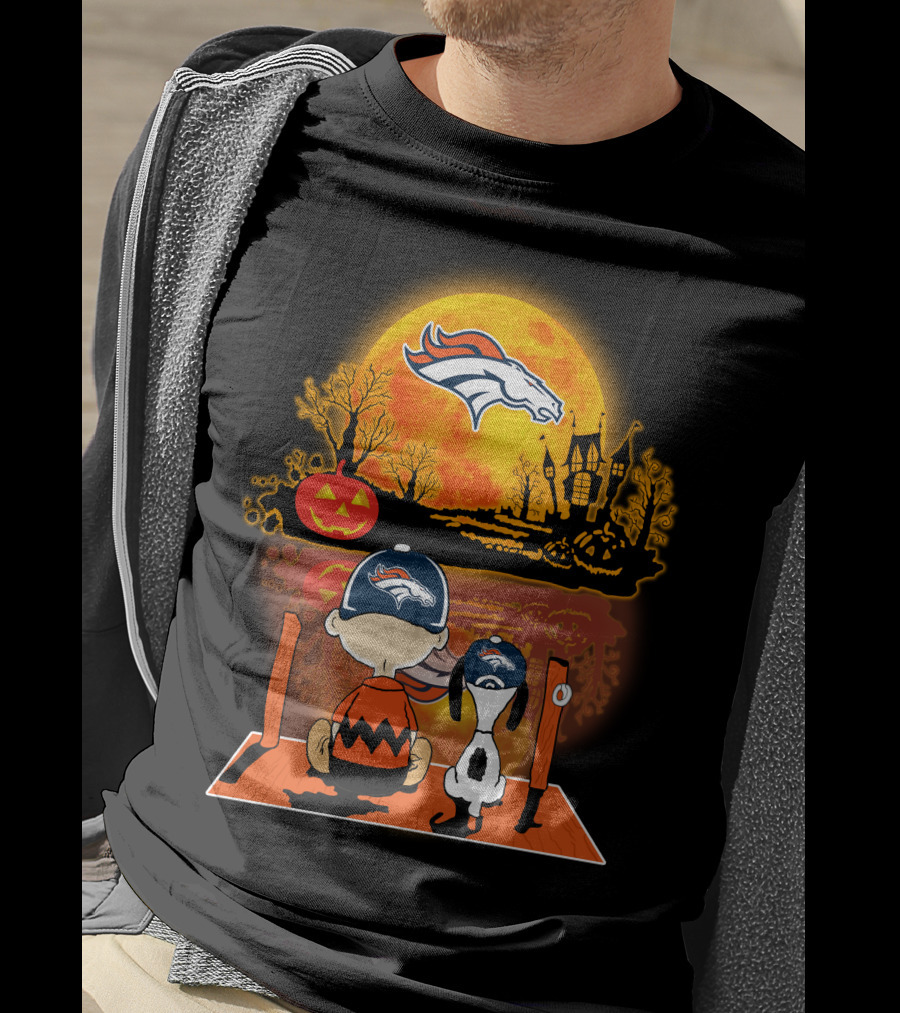 Denver Broncos Snoopy And Charlie Brown Halloween Pumpkin Moon Scene T-Shirt