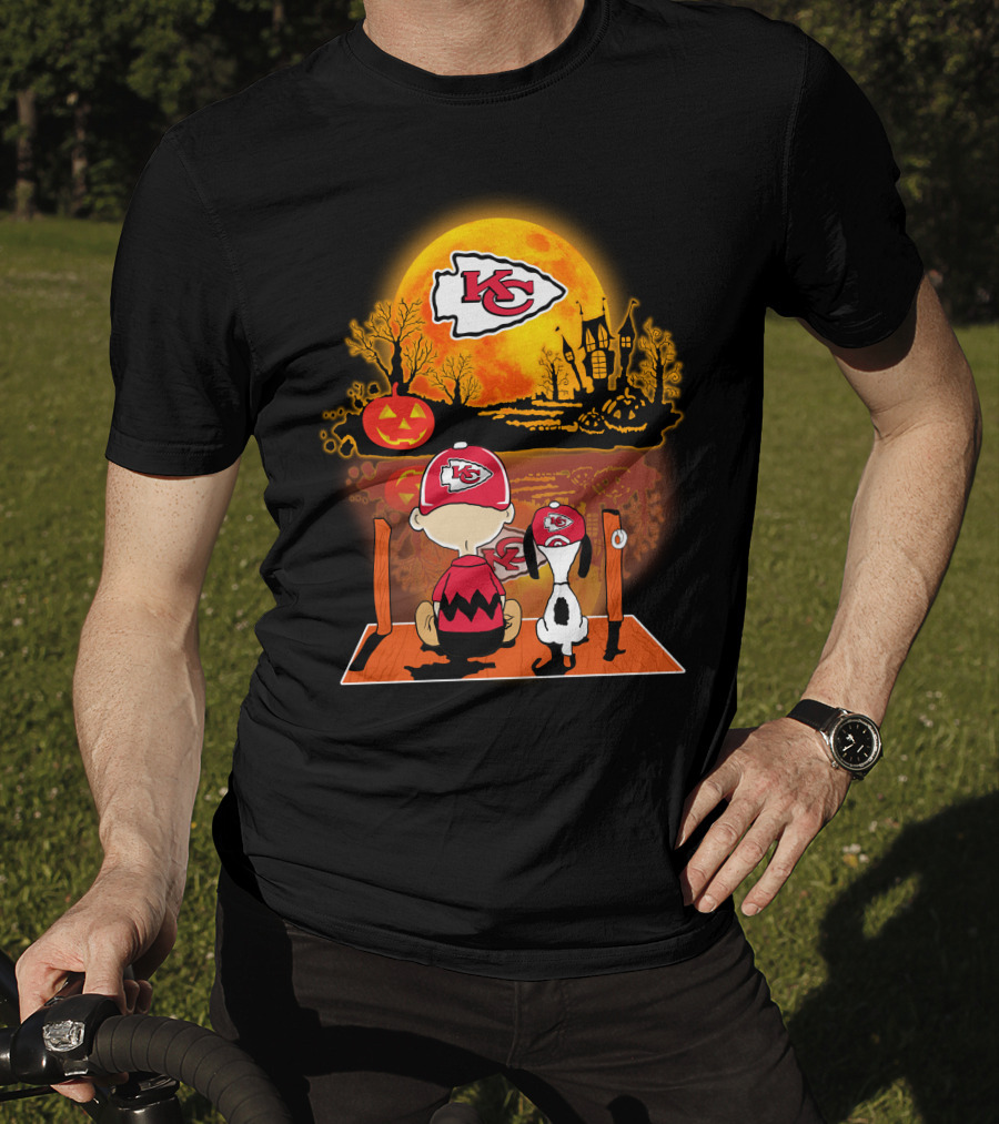 Kansas City Chiefs Snoopy And Charlie Brown Halloween Pumpkin Moon T-Shirt