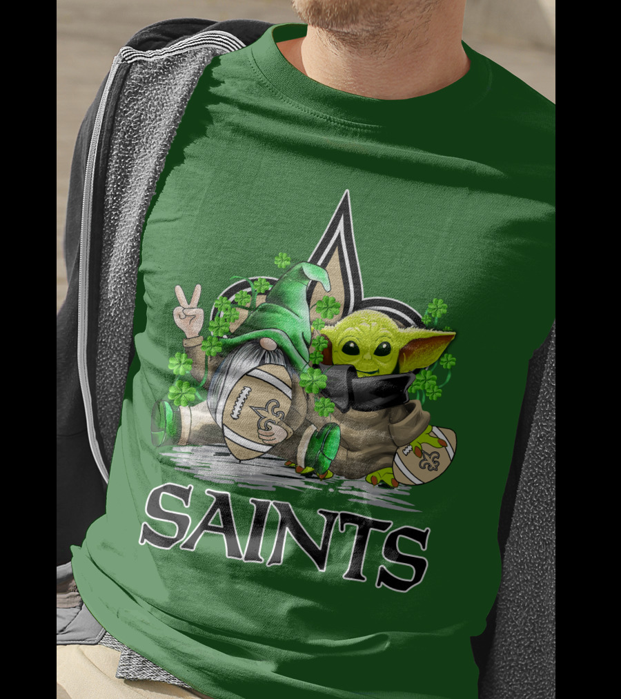 New Orleans Saints Football St. Patrick’s Day Gnome And Baby Alien With Shamrocks T-Shirt