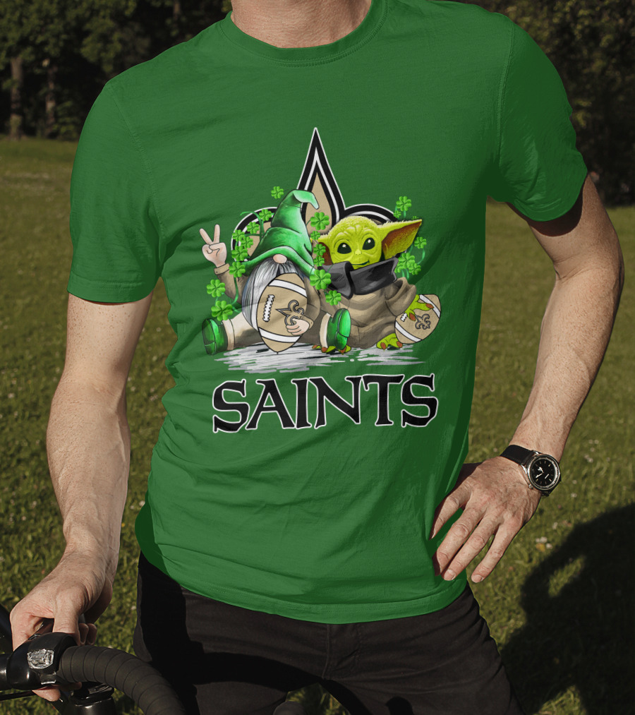 New Orleans Saints Football St. Patrick’s Day Gnome And Baby Alien With Shamrocks T-Shirt