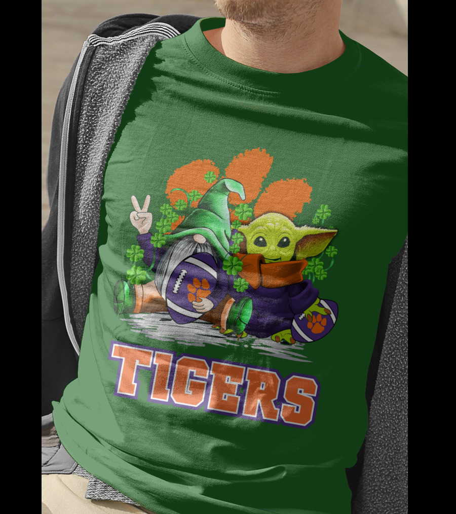 Clemson Tigers St. Patrick’s Day Football Gnome And Baby Yoda T-Shirt