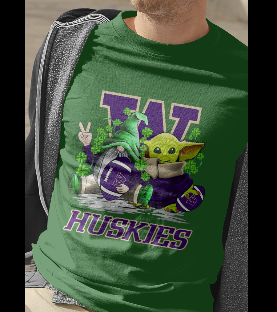 Washington Huskies Football St. Patrick’s Day Gnome And Baby Yoda With Shamrocks T-Shirt