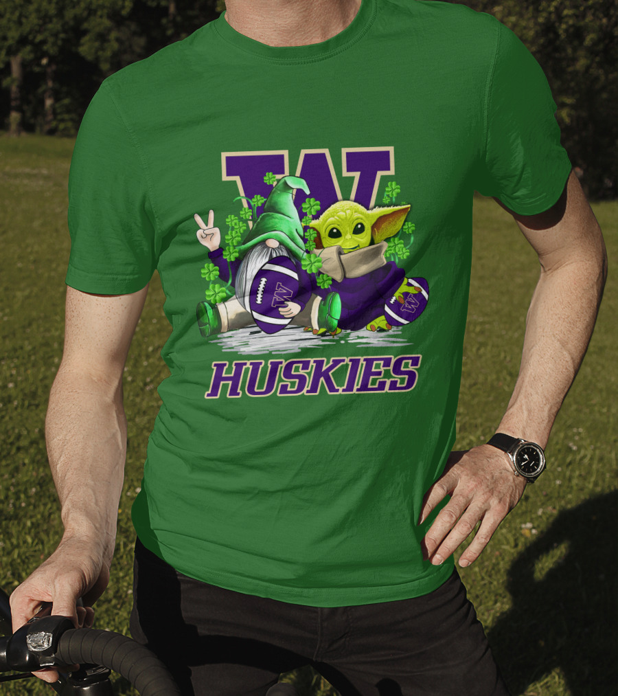 Washington Huskies Football St. Patrick’s Day Gnome And Baby Yoda With Shamrocks T-Shirt