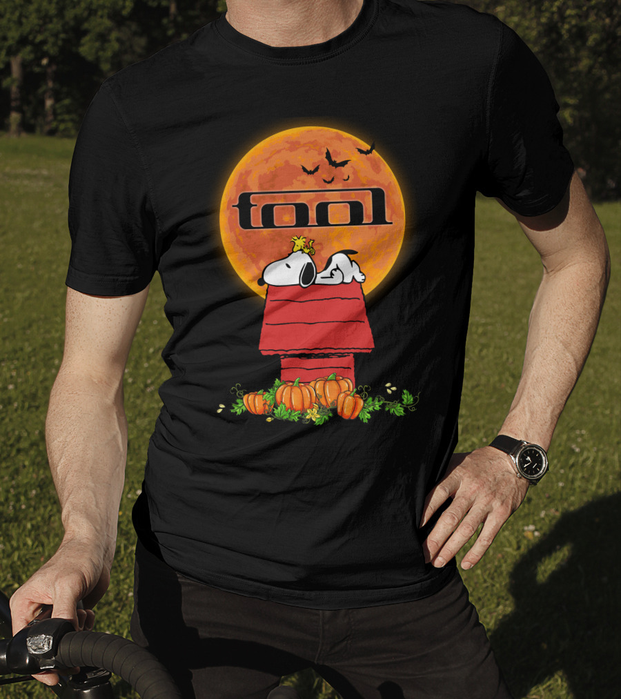 Tool 012a Halloween Snoopy Pumpkin Moon Scene T-Shirt