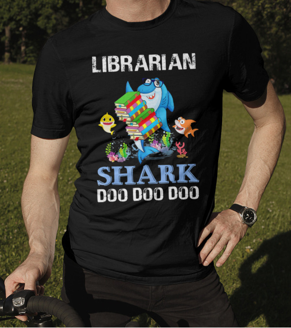 Librarian Shark Carrying Books Doo Doo Doo With Happy Fish T-Shirt
