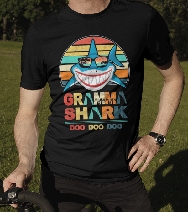Gramma Shark Doo Doo Doo Vintage Sunglasses Retro Sunset T-Shirt