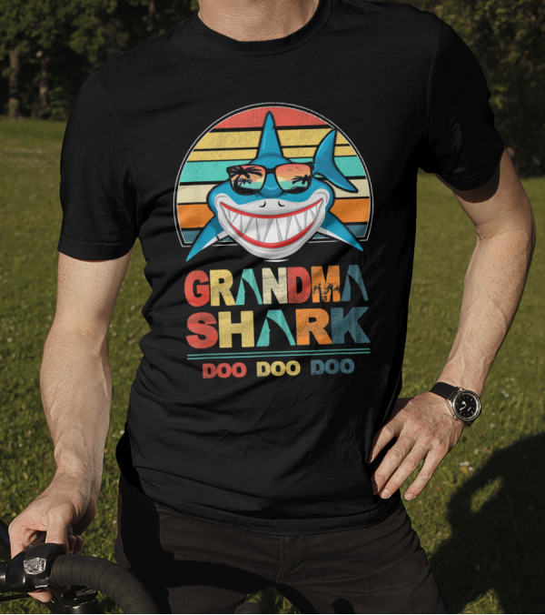 Grandma Shark Doo Doo Doo Vintage Sunset Retro Sunglasses T-Shirt