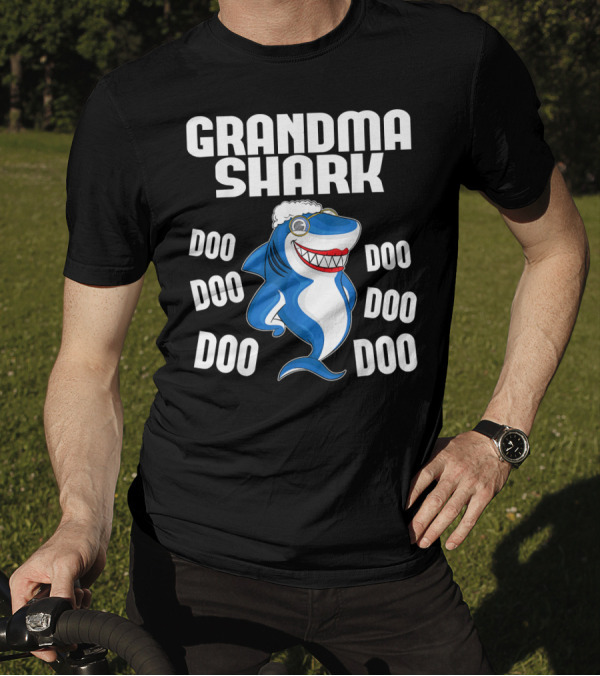 Grandma Shark Doo Doo Doo Cute Cartoon With Glasses And Cap T-Shirt