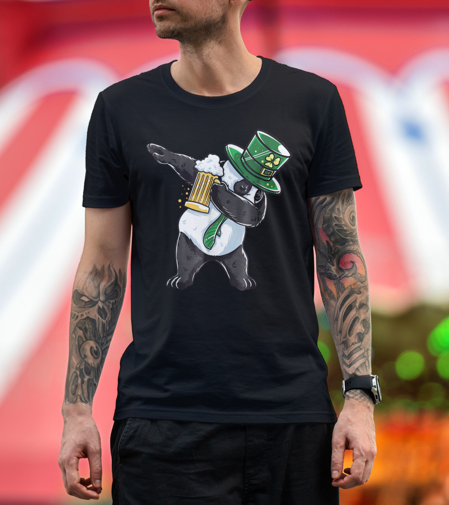 Funny St Patricks Day Panda Dabbing With Beer Mug and Leprechaun Hat T-Shirt