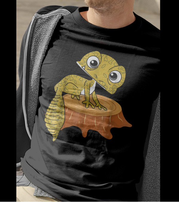 Cute Gecko Sitting On Tree Stub T-Shirt