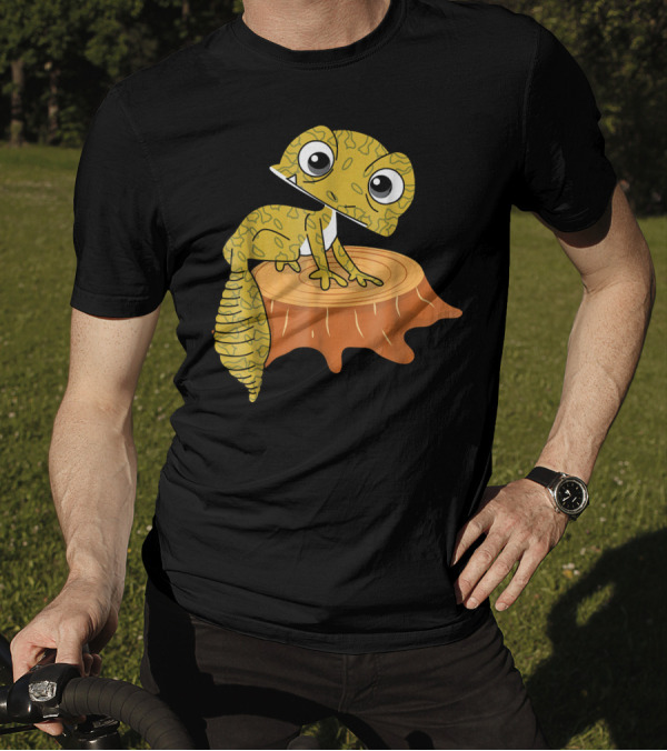 Cute Gecko Sitting On Tree Stub T-Shirt