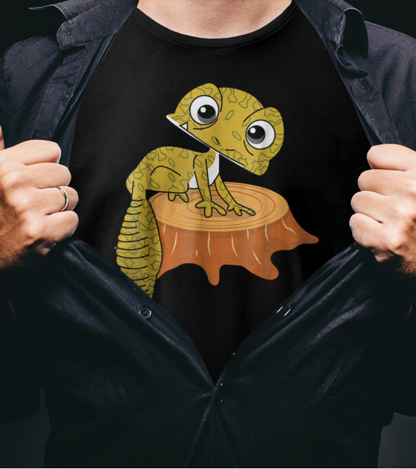 Cute Gecko Sitting On Tree Stub T-Shirt