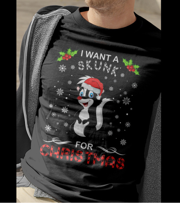 I Want A Skunk For Christmas Santa Hat Snowflakes Berries T-Shirt