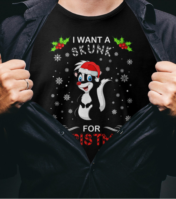 I Want A Skunk For Christmas Santa Hat Snowflakes Berries T-Shirt
