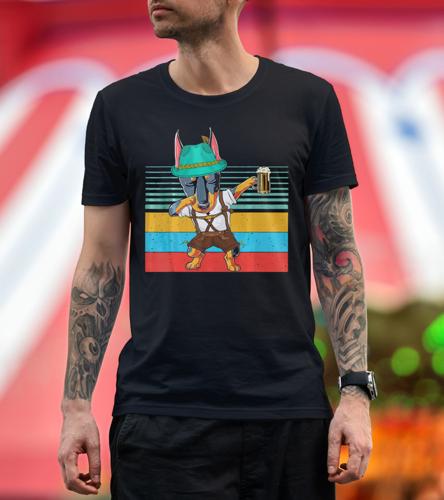 Vintag Dabbing Doberman Oktoberfest Dog Holding Beer Mug Retro Stripes T-Shirt